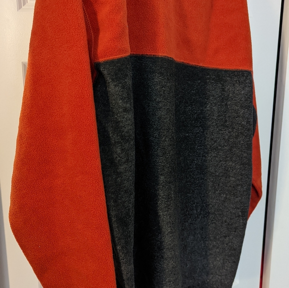 Men's v-neck fleece